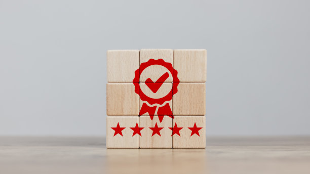 认证和质量理念立方体木对齐图标显示质量保证证书机构必须有证书的信心，在良好的服务。为顾客创造满意图片下载