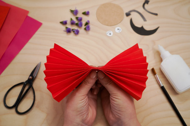 一步一步diy过程手工制作工艺的纸和花瓢虫。第三步——把制作好的手风琴粘在中间。红色的爱的象征。图片下载