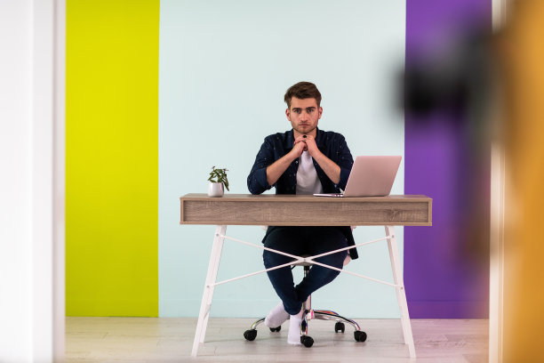 微笑的年轻人自由职业者使用笔记本电脑在线学习在家工作图片下载