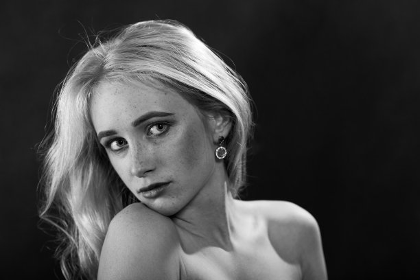 悲伤的金发女人图片下载