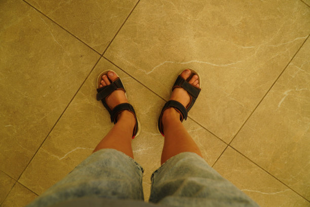 特写照片男孩的腿在黑色凉鞋图片下载