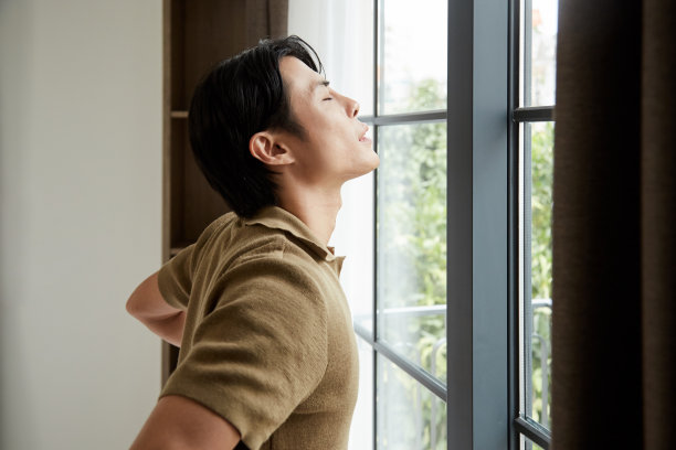 年轻人在享受新的一天图片下载