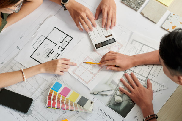 建筑师正在设计房屋蓝图图片下载