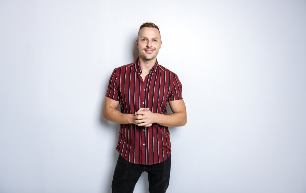 英俊的年轻人的肖像。在工作室拍摄的灰色背景照片中，快乐的男人被孤立了起来图片下载