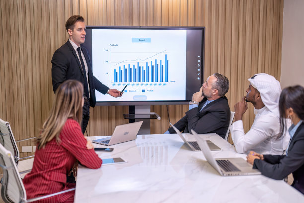 业务多元化人士和中东同事在办公室工作图片下载