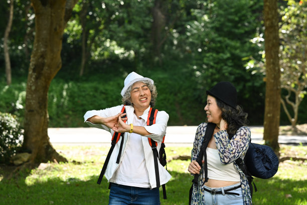 快乐的老年妇女在自然公园散步时互相交谈。退休、人与户外活动的概念。图片下载