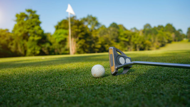 高尔夫球和高尔夫球杆在绿色的晚上高尔夫球场与泰国的阳光图片下载