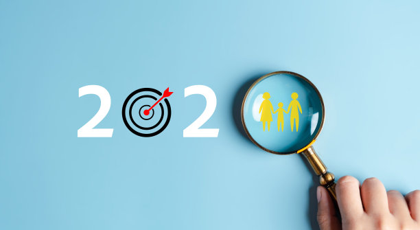 幸福家庭关于2023年的概念。放大镜聚焦到家庭图标。从2022年底到明年，新年的概念。图片下载