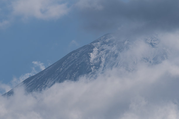 透过云层看到富士山图片下载