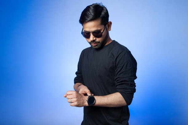 印度男人的时尚肖像。图片下载