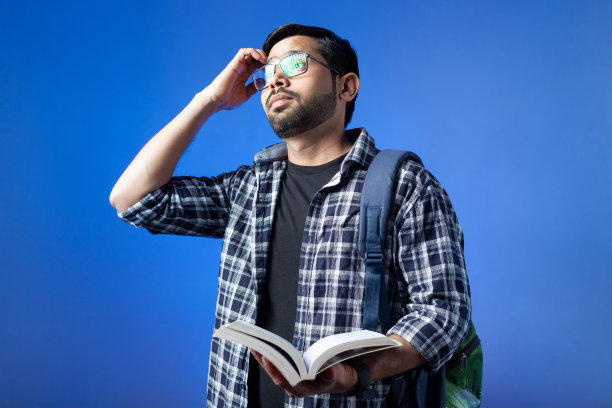 蓝色背景中困惑的学生。图片下载