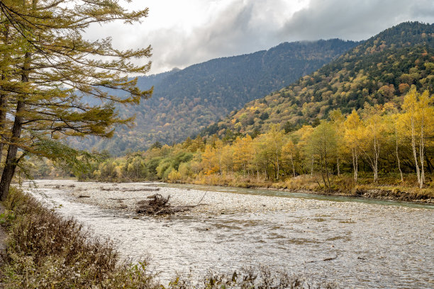 阿祖河穿过上高，流入松本盆地。这条河本身源自雅里山深处的一处泉水，雅里山可能是北阿尔卑斯山脉最著名的山峰。图片下载