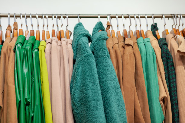 零售店里挂在衣架上的彩色女装。图片下载