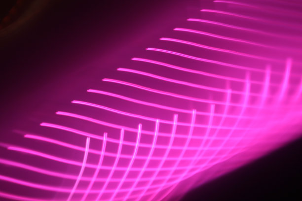在黑色背景上交叉的折射粉色光层的水平镜头图片下载