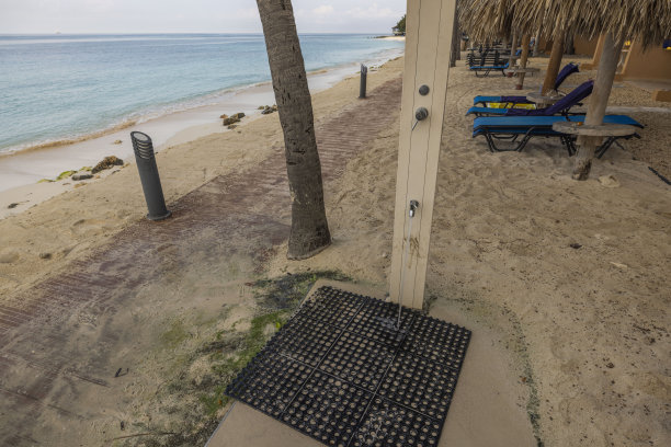 以大西洋海岸线为背景的酒店游客户外淋浴站近景。阿鲁巴岛。图片下载