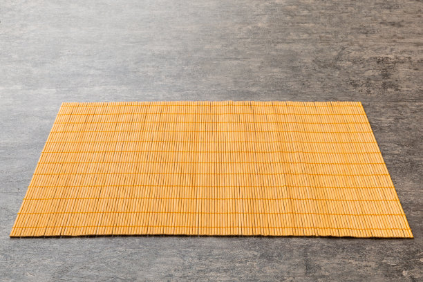 水泥背景上的黄色食物桌布透视图。为你的设计留出空间图片下载