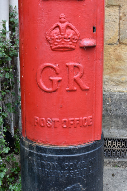 街道上的英国皇家邮政邮筒的特写，画着国王的王冠和首字母缩写G R。图片下载