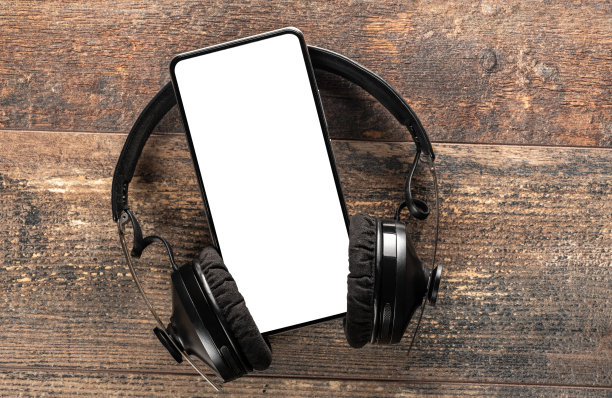 模型现代手机空白白色屏幕铭文或标志与无线耳机旧木桌，空白设计或模型，复制空间图片下载