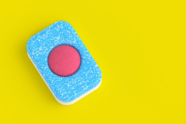 黄色背景的洗碗机洗涤剂片。前视图。副本的空间。三维渲染图片下载