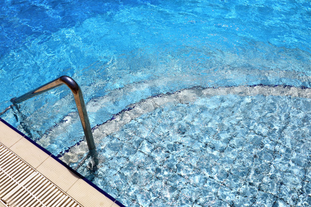 带金属扶手下入游泳池的台阶图片下载