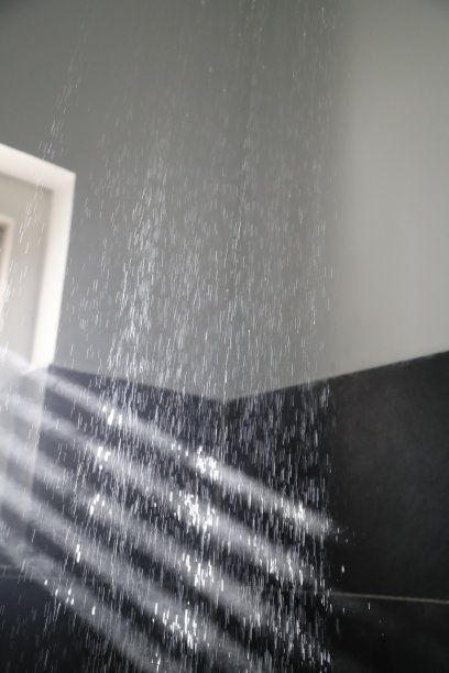 阵雨下的阳光图片下载