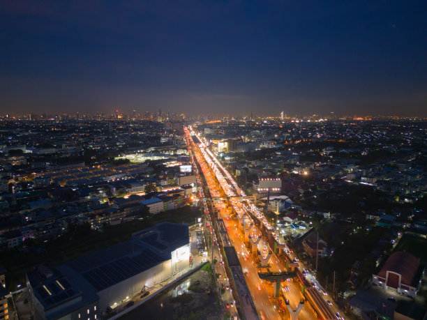 在高速公路或高速公路上行驶的汽车鸟瞰图。立交桥、桥、街、路夜间连接网络的建筑概念。前视图。泰国曼谷的城市。图片下载