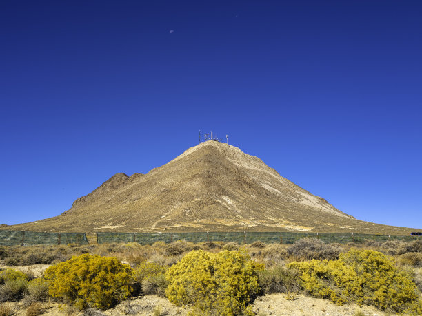 秋旱草甸景观在荒野高荒漠山区图片下载