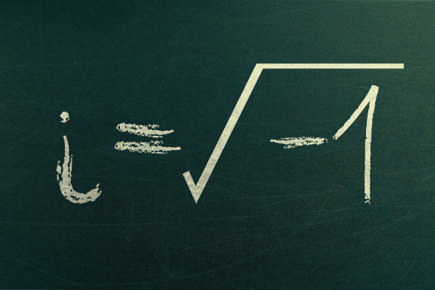 在黑板上学习复杂的数学和公式图片下载