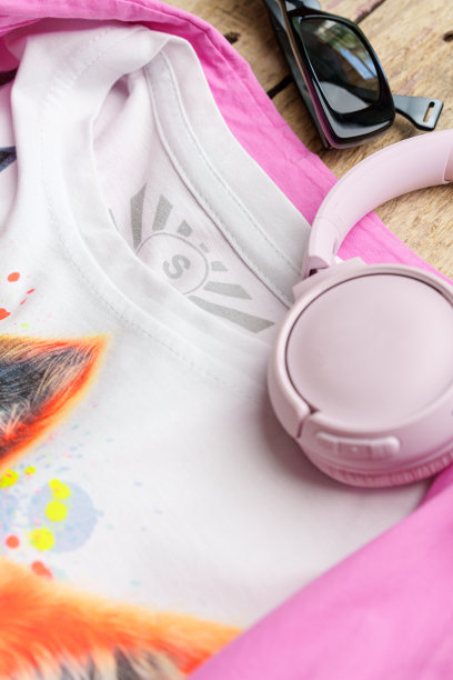 在木制背景上的白色t恤特写图片下载