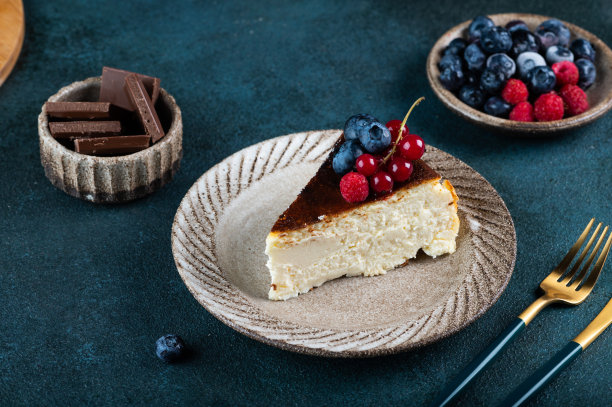 一块圣塞巴斯蒂安巴斯克奶酪蛋糕和浆果。巴斯克芝士蛋糕。受欢迎的甜点。烧芝士蛋糕。图片下载