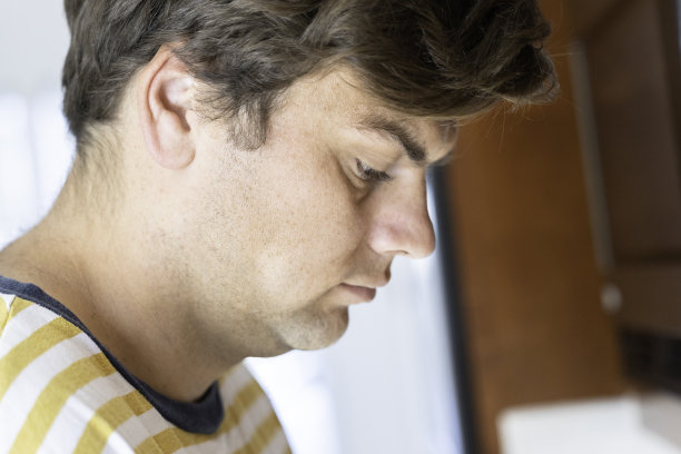 年轻成年男性清晨起床后图片下载