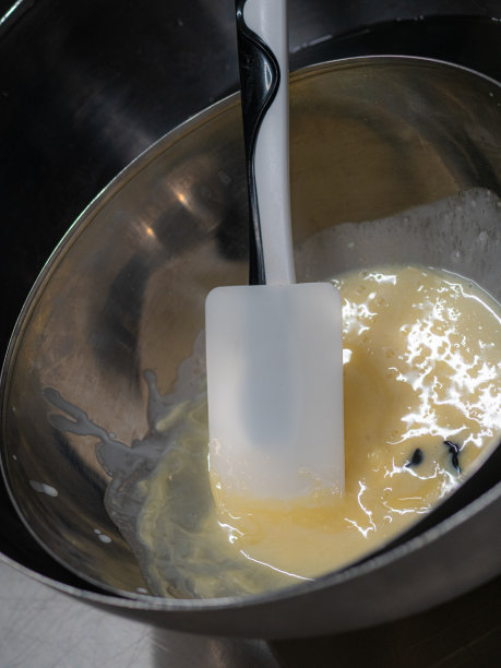 馅饼厨师准备蓝巧克力馅的管道袋蛋糕滴和顶部图片下载