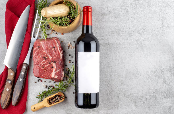 生肋眼牛排，配料，红酒，刀叉和臼。俯视图图片下载
