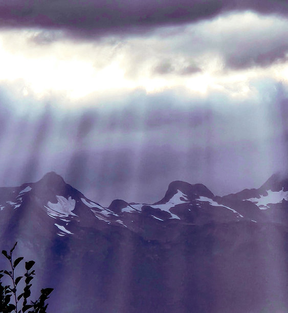 阳光照耀着紫色的雪山图片下载