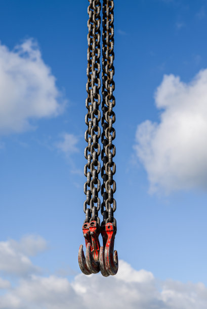 提升生产设备。起重机金属钩在蓝色的天空背景。图片下载