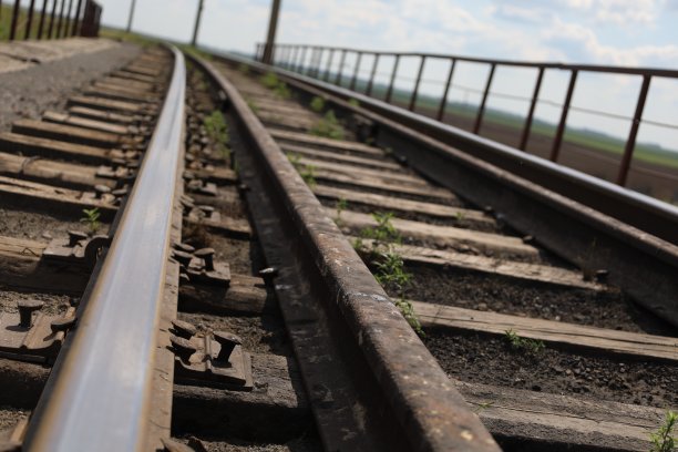 钢桥上的铁轨——浅景深图片下载