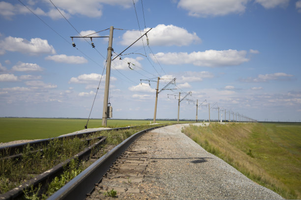 钢桥上的铁轨——浅景深图片下载