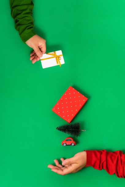 银行，奖金卡在手，实际上支付了新年的购买明亮的绿色背景图片下载