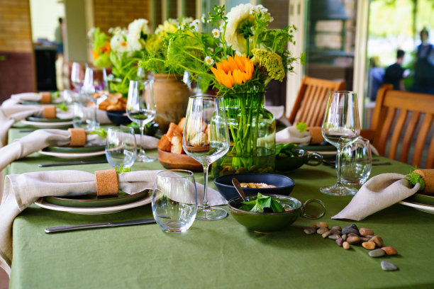 摆放鲜花的大桌子很漂亮。图片下载