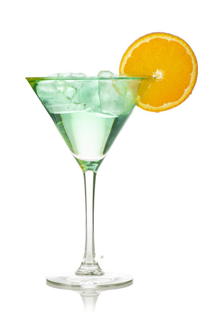 绿色饮料配冰块和白色背景的橙片，孤立的图片下载