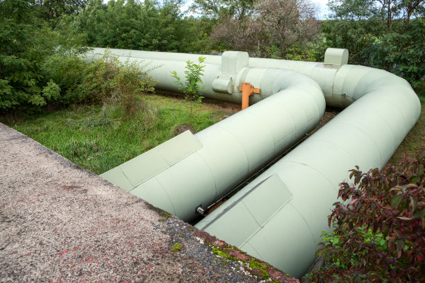 从发电站到欧洲长途管道的热能流。曲线管。石油和天然气通过管道分配。图片下载