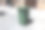 路边的公共垃圾。路边的塑料绿色轮式回收垃圾桶，用于垃圾收集。生态系统概念图片下载