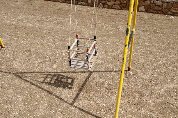 操场上的空秋千图片下载