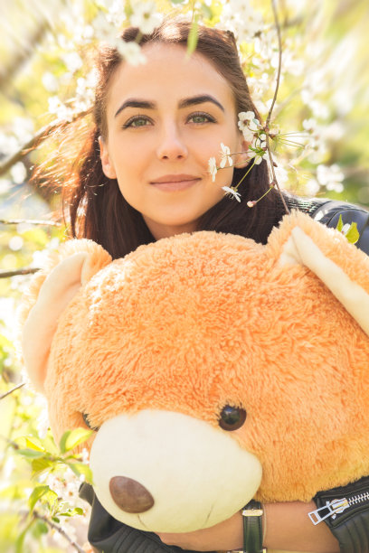带着泰迪熊的女孩图片下载