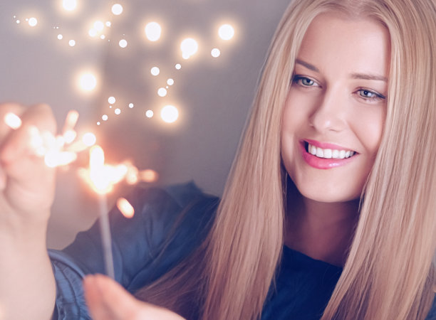 节日神奇，圣诞新年喜庆，幸福女人带火花图片下载