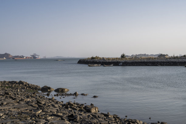 海岸线和远处的化工厂图片下载