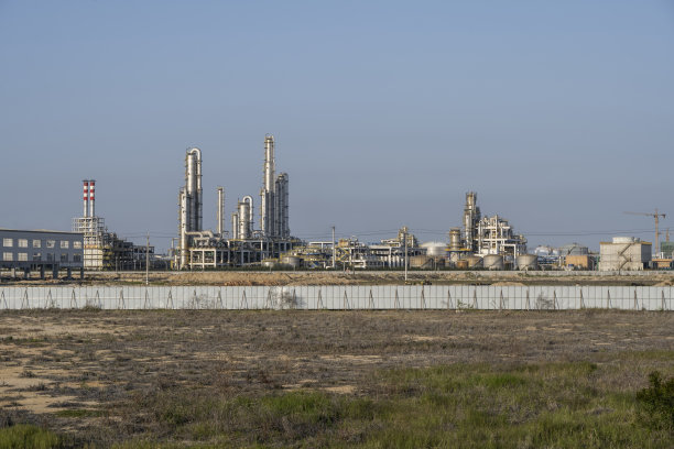 化工厂前的空地图片下载