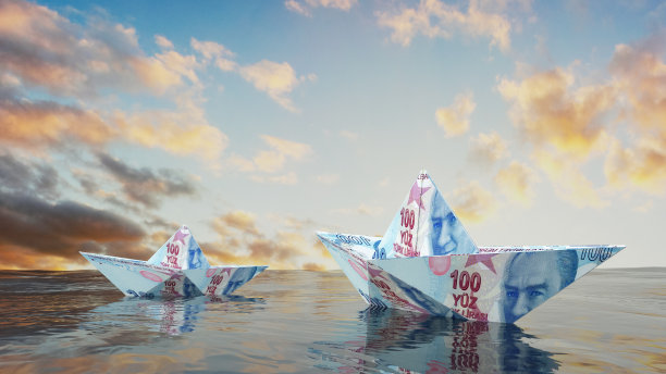 土耳其里拉纸船漂浮在水面上图片下载