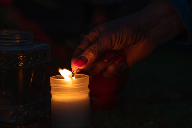 晚上去墓地。图片下载