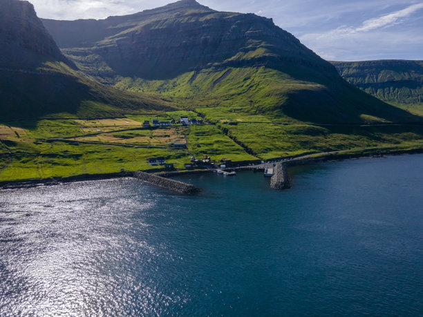 美丽的鸟瞰图，Sydradalur港口和村庄附近的海豹妇女雕像在法罗群岛图片下载